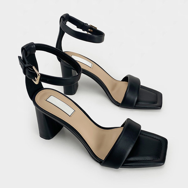 Modern női szandál bokapánttal