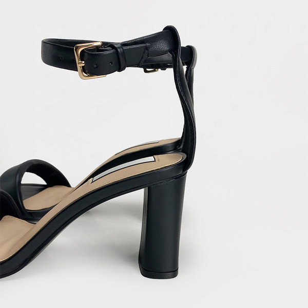 Modern női szandál bokapánttal