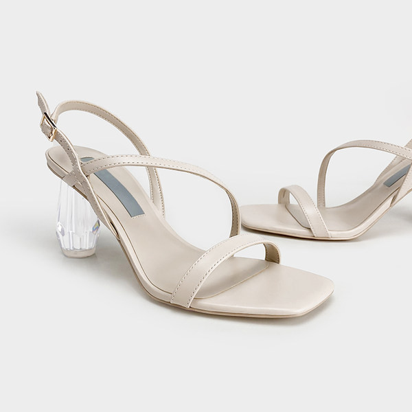 Moodsad nahast rihmade ja läbipaistva kontsaga naiste sandaalid