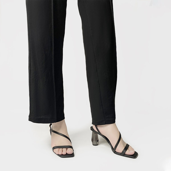 Moodsad nahast rihmade ja läbipaistva kontsaga naiste sandaalid