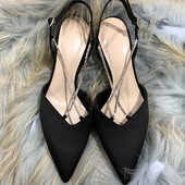 Elegantsed dekoratiivkividega satiinist sandaalid