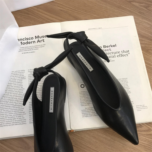 Öko-nahast terava otsaga suletud ninaosaga sandaalid