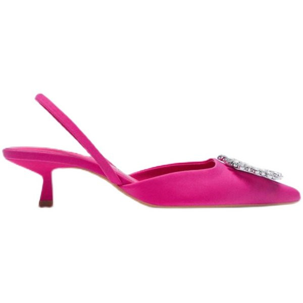 Uue mudeli pandla ja kivikestega sandaalid