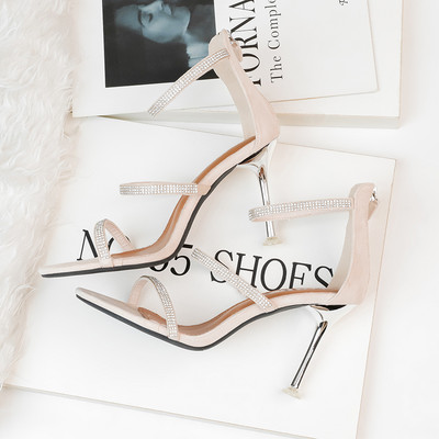 Elegáns magassarkú szandál díszkövekkel