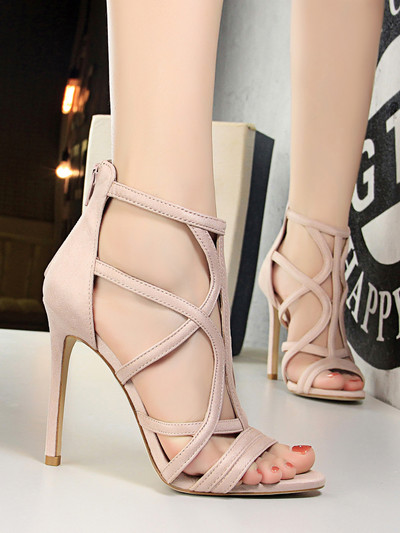 Μοντέρνα γυναικεία ψηλοτάκουνα πέδιλα και χιαστί λουράκια από eco suede