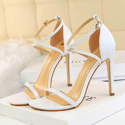 Γυναικεία πέδιλα με χιαστί λουράκια και τακούνι 10 cm