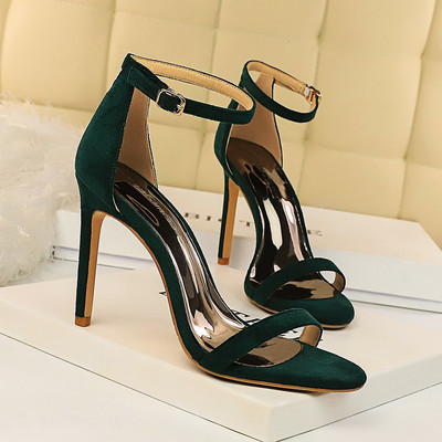 Κομψά γυναικεία σανδάλια με λεπτό λουράκι από οικολογικό καστόρι