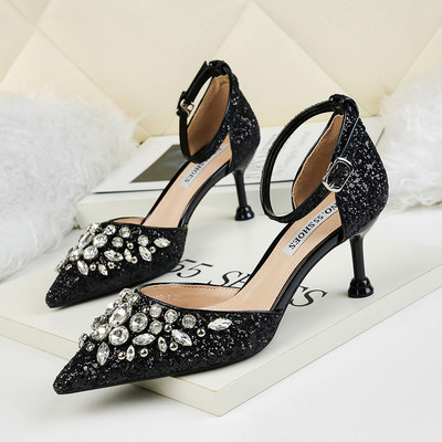 Κομψά σανδάλια με λαμπερό αποτέλεσμα και διακοσμητικές πέτρες