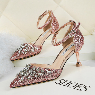 Κομψά σανδάλια με λαμπερό αποτέλεσμα και διακοσμητικές πέτρες