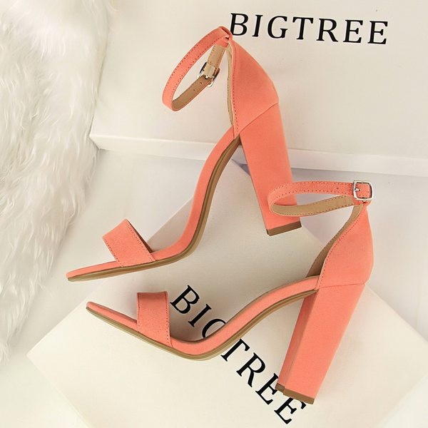 Naiste kõrge kontsaga seemisnahast sandaalid