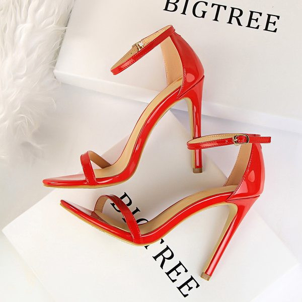 Női bőr szandál 8 cm-es sarokkal