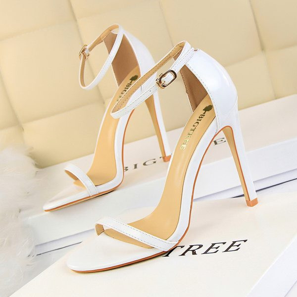 Női bőr szandál 8 cm-es sarokkal