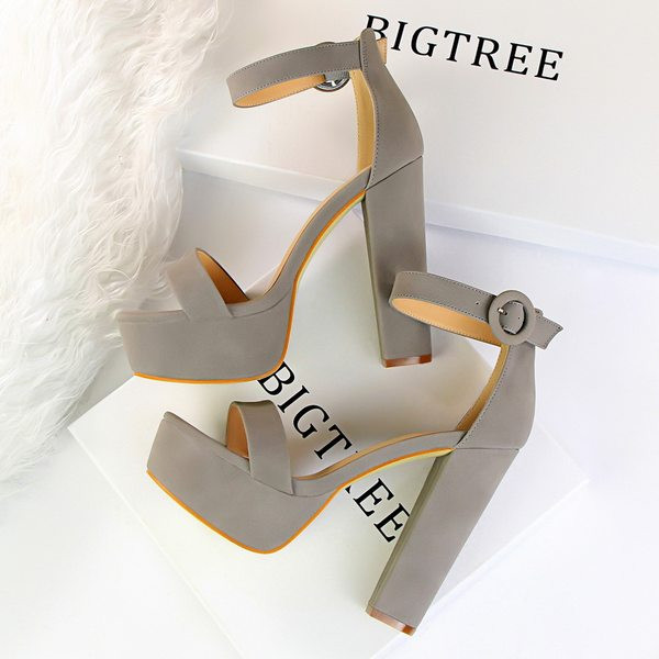 Moodsad kõrgete kontsade ja platvormiga naiste sandaalid