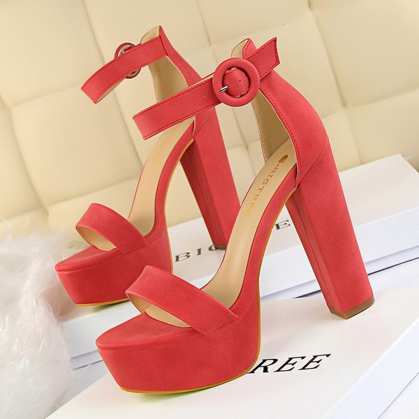 Moodsad kõrgete kontsade ja platvormiga naiste sandaalid