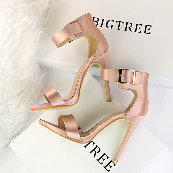 Stiilsed pandlaga ja 8 cm kontsaga naiste sandaalid