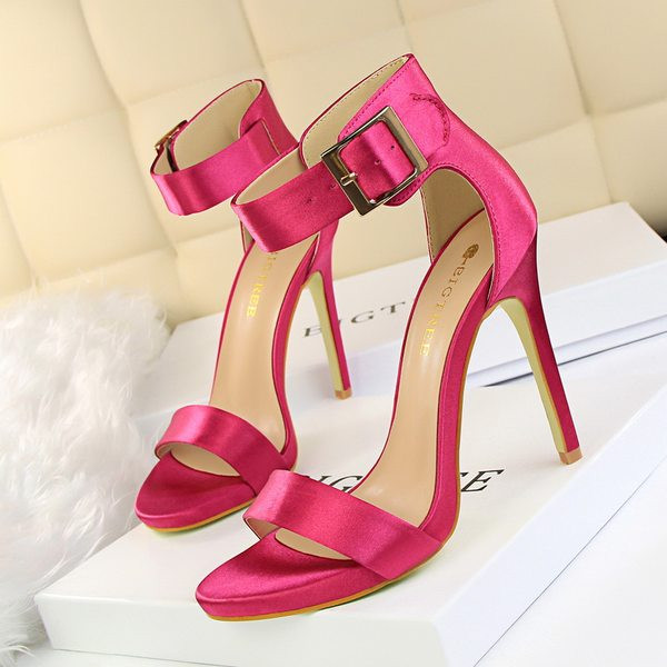 Stiilsed pandlaga ja 8 cm kontsaga naiste sandaalid