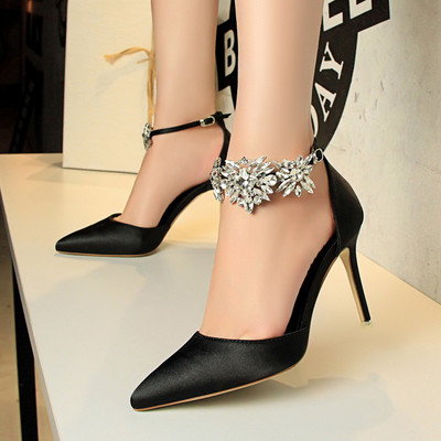 Stiilsed naiste kividega sandaalid