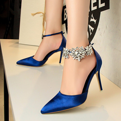 Stiilsed naiste kividega sandaalid