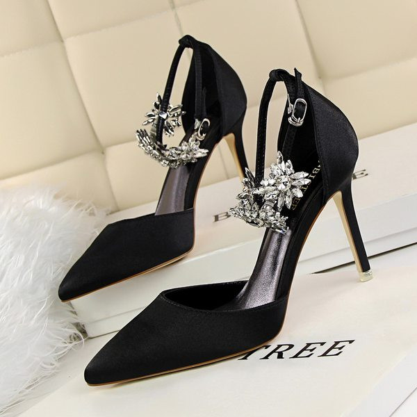 Stiilsed naiste kividega sandaalid