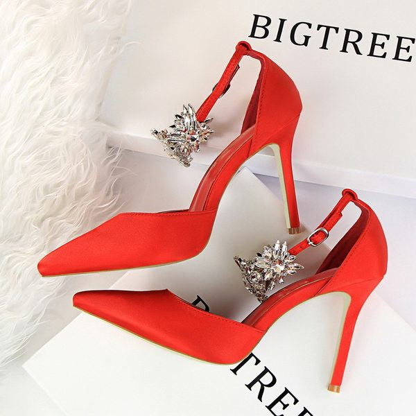 Stiilsed naiste kividega sandaalid