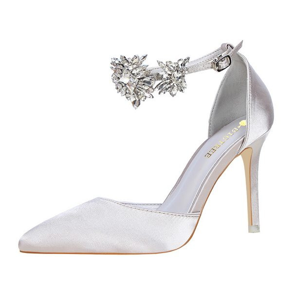 Stiilsed naiste kividega sandaalid