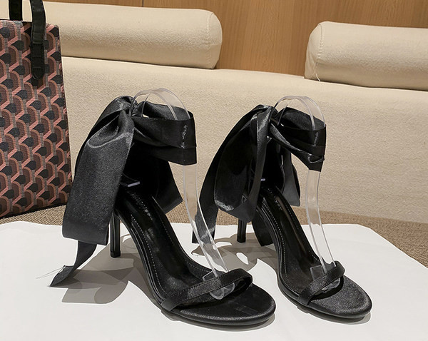 Moodsad sandaalid kontsaga 8 cm ja paelaga