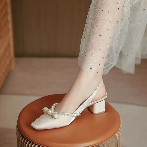 Γυναικεία μυτερά παπούτσια με κορδέλα και πέρλες
