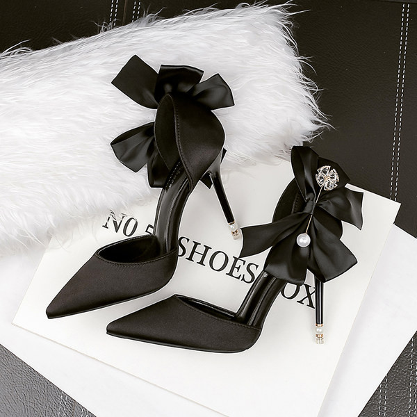 Naiste satiinist sandaalid paelaga