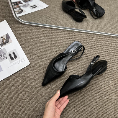 Naiste sandaalide terava tipuga mudel lameda tallaga