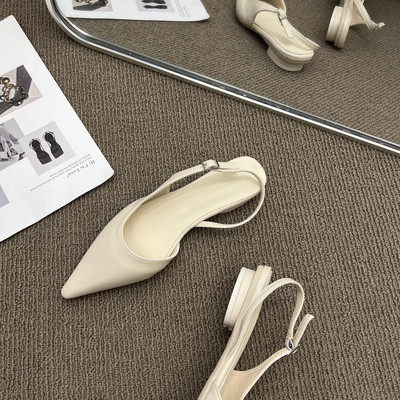 Naiste sandaalide terava tipuga mudel lameda tallaga