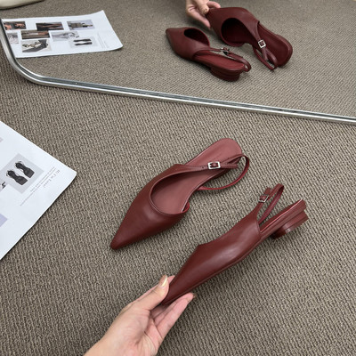 Naiste sandaalide terava tipuga mudel lameda tallaga