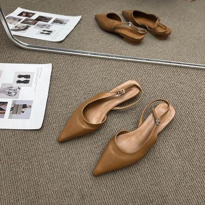 Naiste sandaalide terava tipuga mudel lameda tallaga