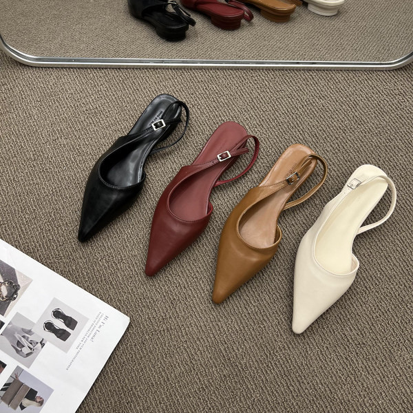 Naiste sandaalide terava tipuga mudel lameda tallaga