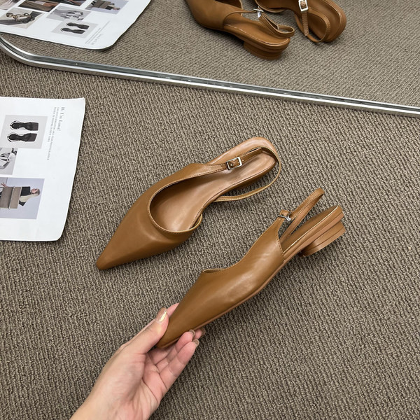 Naiste sandaalide terava tipuga mudel lameda tallaga