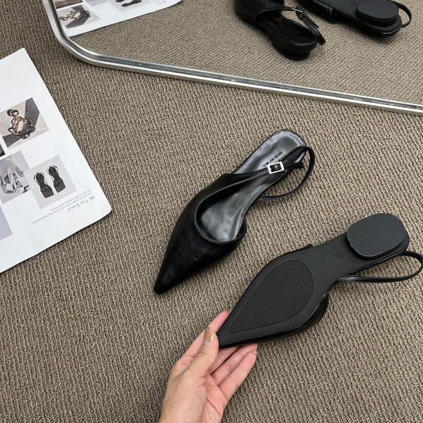 Naiste sandaalide terava tipuga mudel lameda tallaga