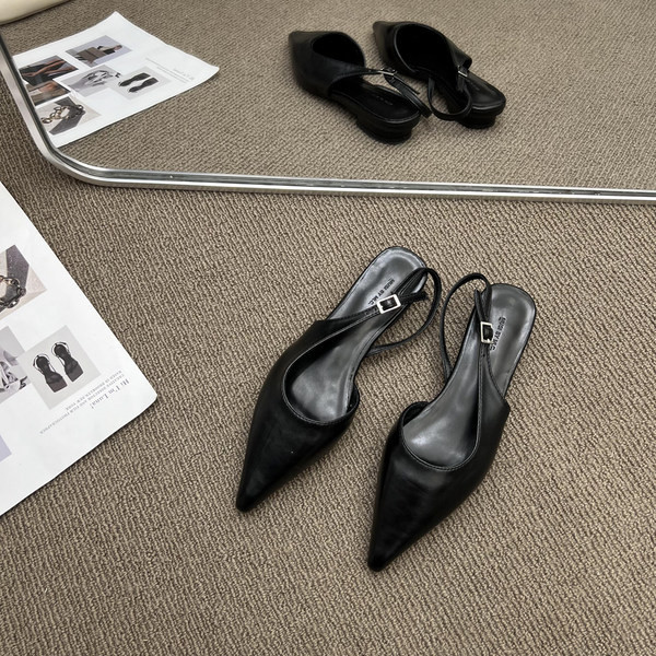 Naiste sandaalide terava tipuga mudel lameda tallaga