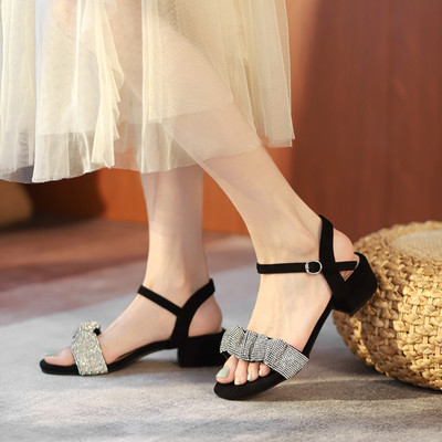 Metallist kaunistusega vabaaja sandaalid