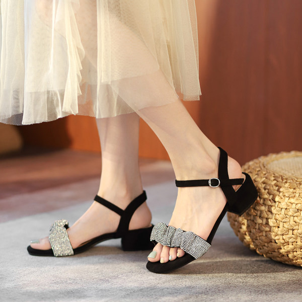 Metallist kaunistusega vabaaja sandaalid