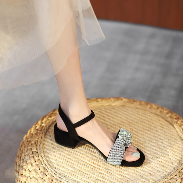 Metallist kaunistusega vabaaja sandaalid