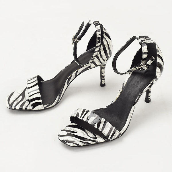 Naiste sandaalid kontsa ja loomatrükiga