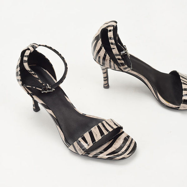 Naiste sandaalid kontsa ja loomatrükiga