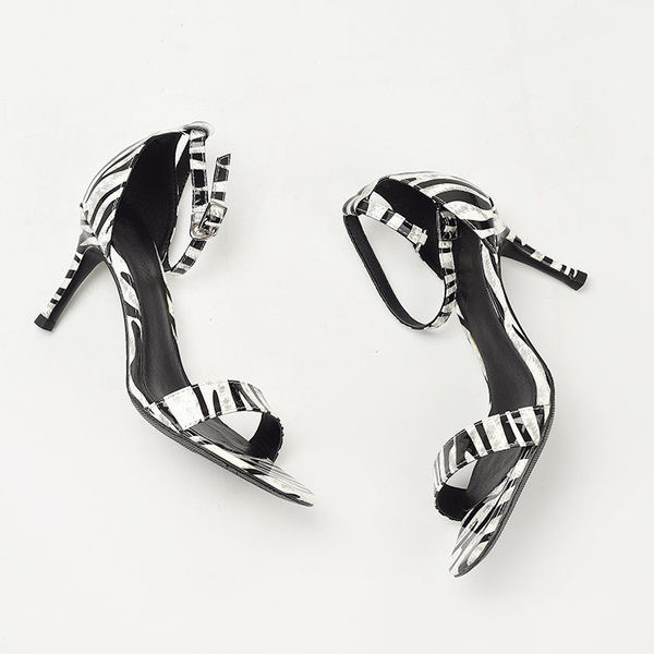 Naiste sandaalid kontsa ja loomatrükiga