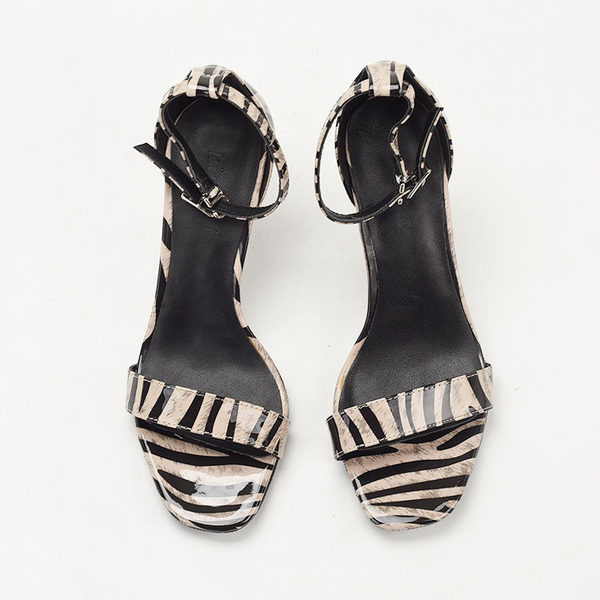 Naiste sandaalid kontsa ja loomatrükiga