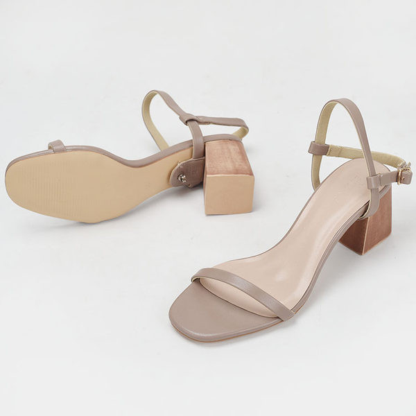 Õhukese rihma ja kontsaga vabaaja sandaalid