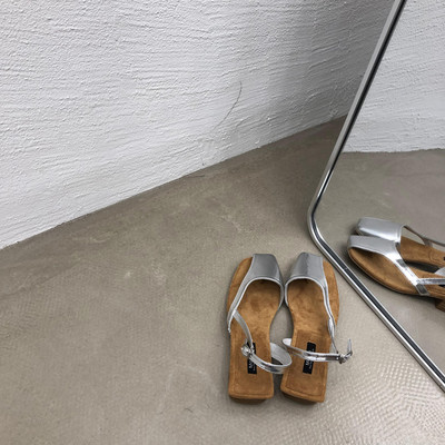 Naiste vabaaja sandaalid hõbedase ja kullaga