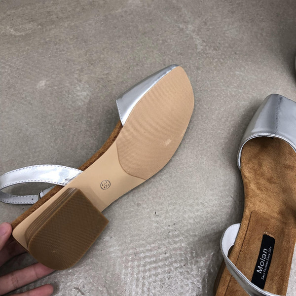 Naiste vabaaja sandaalid hõbedase ja kullaga