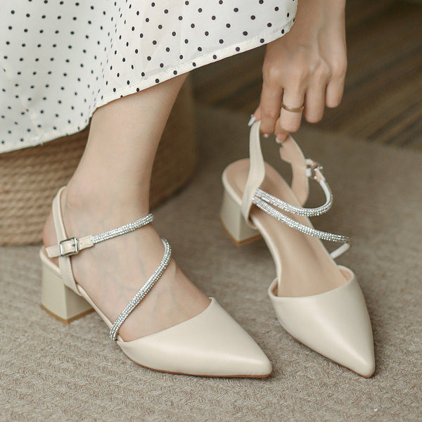 Teritatud kividega naiste sandaalid - ökonahk