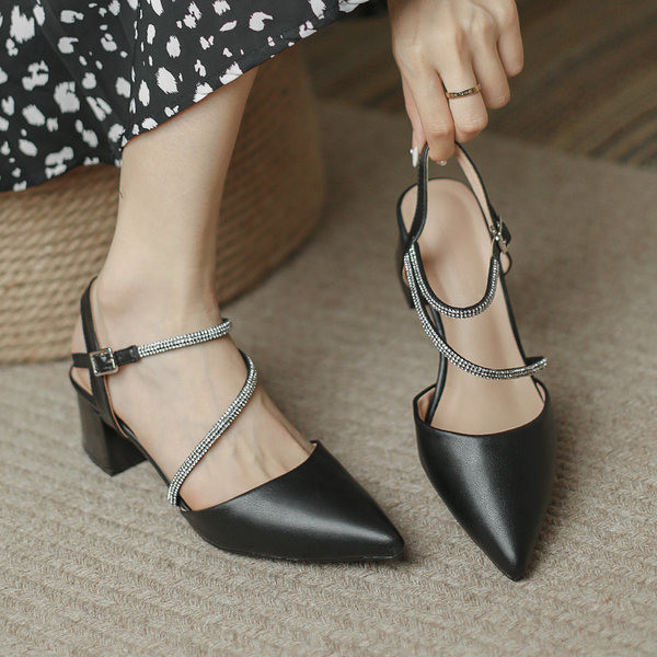 Teritatud kividega naiste sandaalid - ökonahk