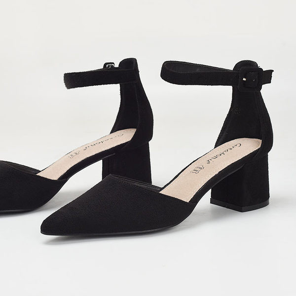 Naiste suletud varvastega sandaalid terava otsaga mudel