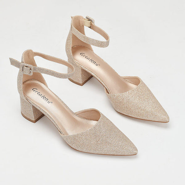 Naiste suletud varvastega sandaalid terava otsaga mudel